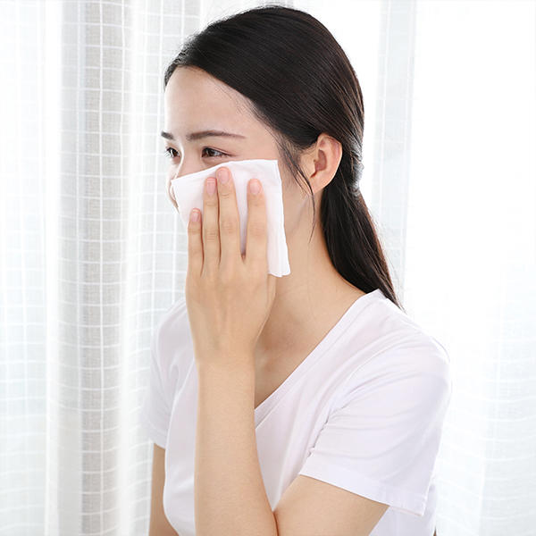 ما هي فوائد استخدام المناديل المبللة لتنظيف الوجه؟